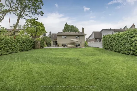 82 Fairway Drive Aurora ON L4G 2H4