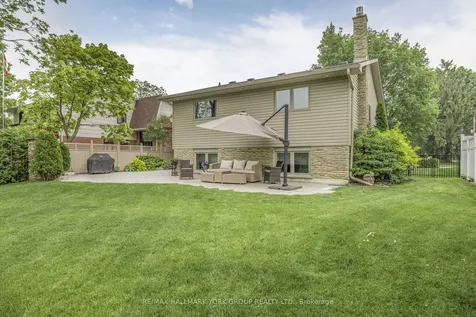 82 Fairway Drive Aurora ON L4G 2H4