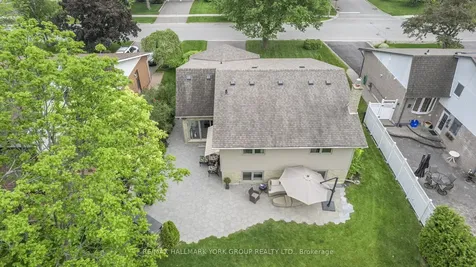 82 Fairway Drive Aurora ON L4G 2H4