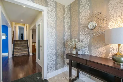 82 Fairway Drive Aurora ON L4G 2H4