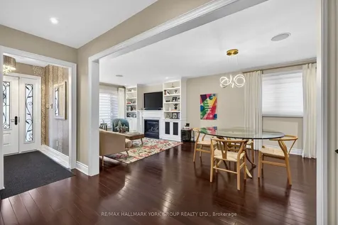 82 Fairway Drive Aurora ON L4G 2H4