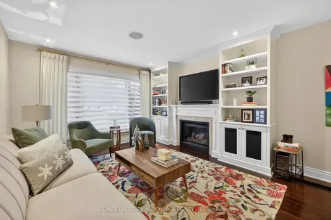 82 Fairway Drive Aurora ON L4G 2H4