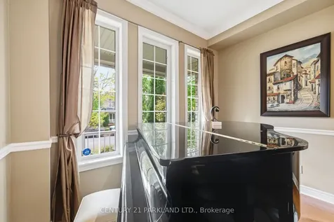 18 Turnbridge Road Aurora ON L4G 7R9