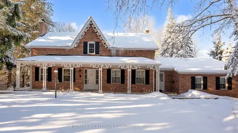 8 Blue Grass Drive Aurora ON L4G 6W4
