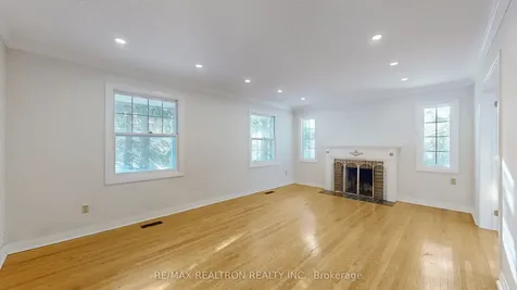 8 Blue Grass Drive Aurora ON L4G 6W4