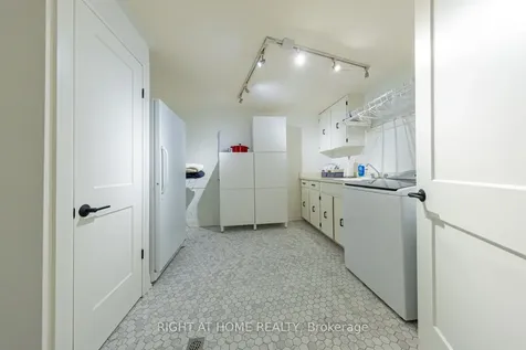 27 Bigwin Drive Aurora ON L4G 3C4