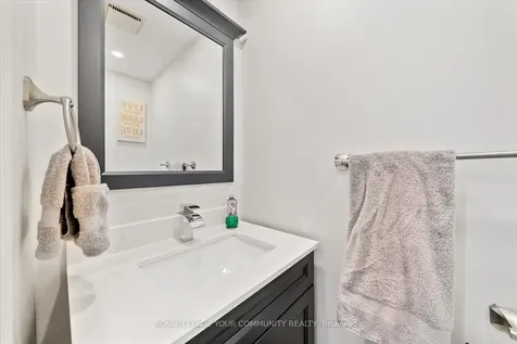 20 Sandusky Crescent Aurora ON L4G 3N4