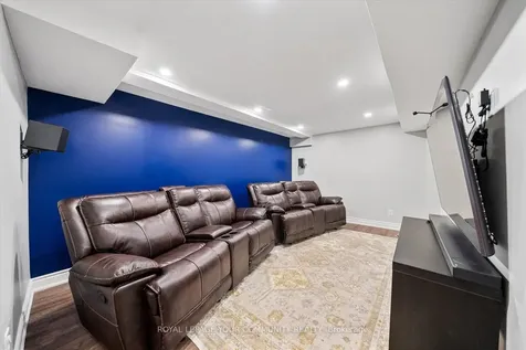 20 Sandusky Crescent Aurora ON L4G 3N4