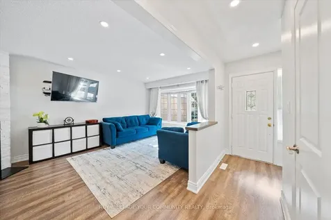 20 Sandusky Crescent Aurora ON L4G 3N4