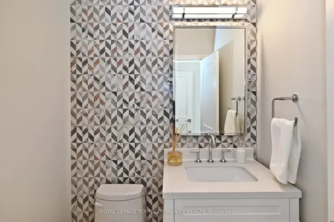 313 Willis Drive Aurora ON L4G 7M3