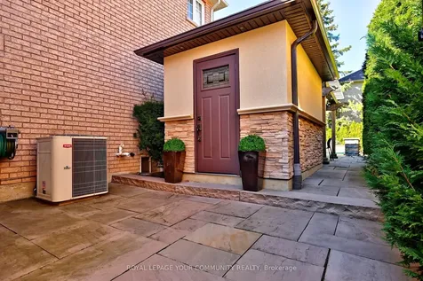 313 Willis Drive Aurora ON L4G 7M3