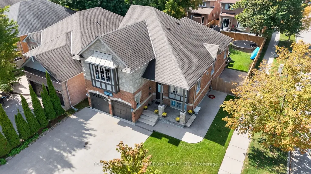 2 Hadley Court Aurora ON L4G 7E5