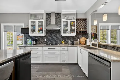 2 Hadley Court Aurora ON L4G 7E5