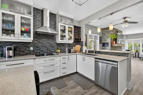 2 Hadley Court Aurora ON L4G 7E5