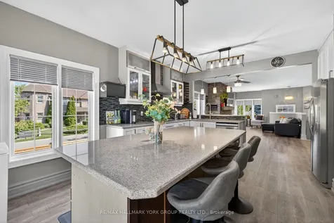 2 Hadley Court Aurora ON L4G 7E5