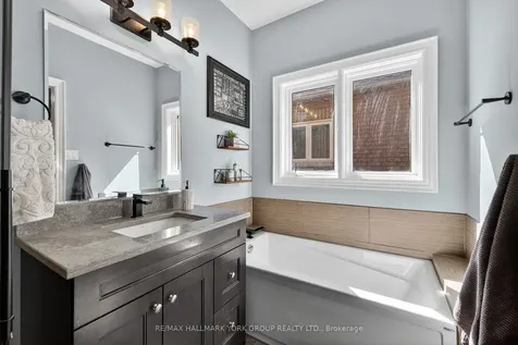 2 Hadley Court Aurora ON L4G 7E5