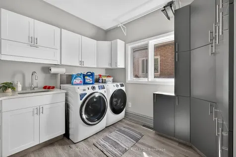 2 Hadley Court Aurora ON L4G 7E5