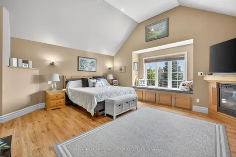 2 Hadley Court Aurora ON L4G 7E5