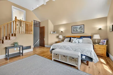 2 Hadley Court Aurora ON L4G 7E5