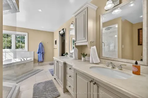 2 Hadley Court Aurora ON L4G 7E5