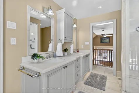 2 Hadley Court Aurora ON L4G 7E5