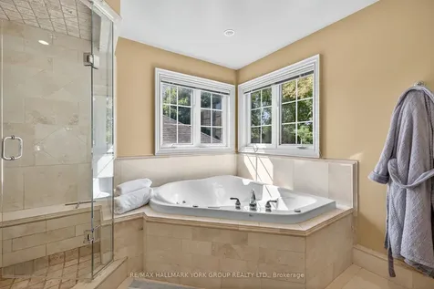 2 Hadley Court Aurora ON L4G 7E5