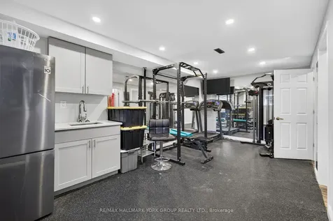 2 Hadley Court Aurora ON L4G 7E5