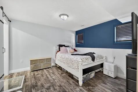 2 Hadley Court Aurora ON L4G 7E5