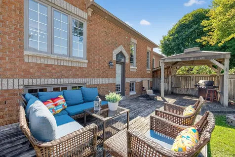 2 Hadley Court Aurora ON L4G 7E5