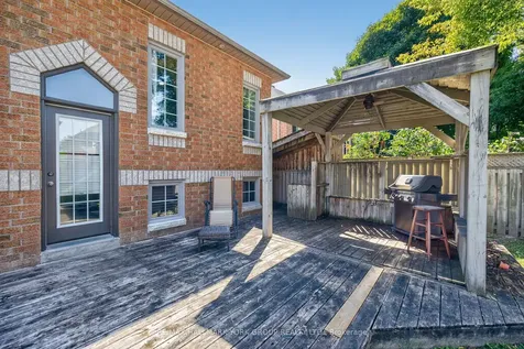 2 Hadley Court Aurora ON L4G 7E5