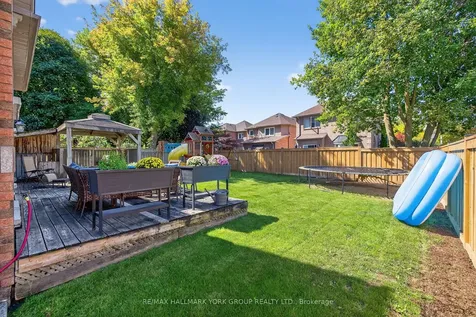 2 Hadley Court Aurora ON L4G 7E5