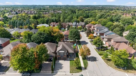 2 Hadley Court Aurora ON L4G 7E5