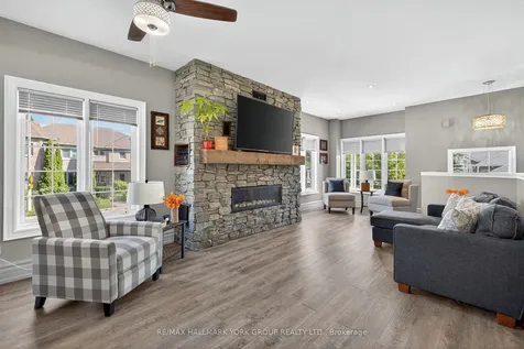 2 Hadley Court Aurora ON L4G 7E5