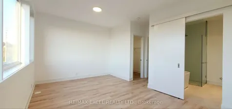 20 Chestnut Court Aurora ON L4G 4A4