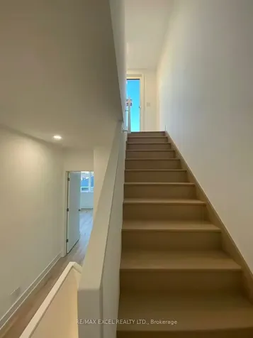 20 Chestnut Court Aurora ON L4G 4A4