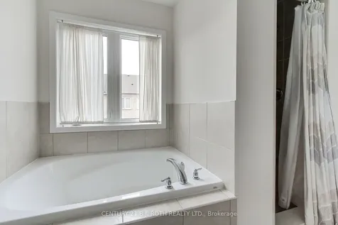 20 Clifford Dalton Drive Aurora ON L4G 0T6