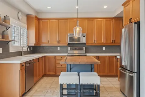 118 Chapman Court Aurora ON L4G 0E2