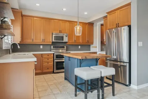 118 Chapman Court Aurora ON L4G 0E2