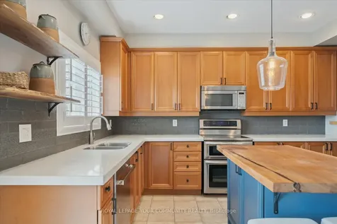 118 Chapman Court Aurora ON L4G 0E2