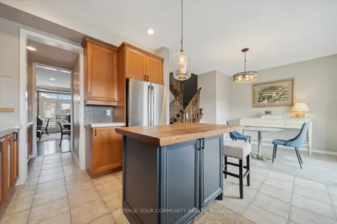 118 Chapman Court Aurora ON L4G 0E2