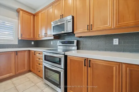 118 Chapman Court Aurora ON L4G 0E2