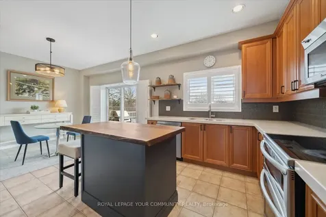 118 Chapman Court Aurora ON L4G 0E2