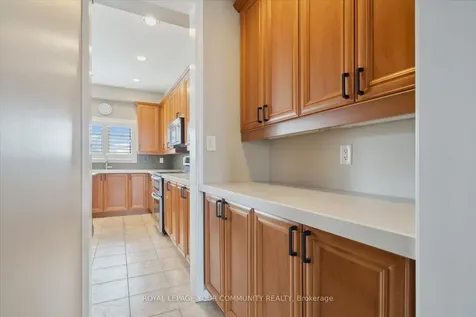 118 Chapman Court Aurora ON L4G 0E2