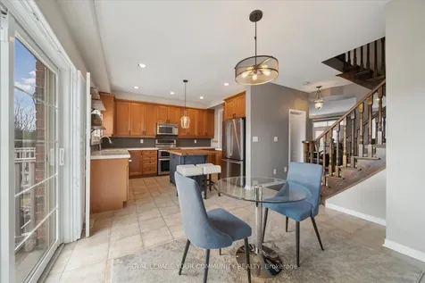 118 Chapman Court Aurora ON L4G 0E2