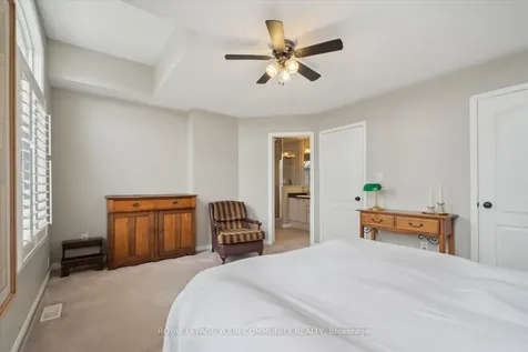 118 Chapman Court Aurora ON L4G 0E2