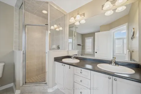 118 Chapman Court Aurora ON L4G 0E2