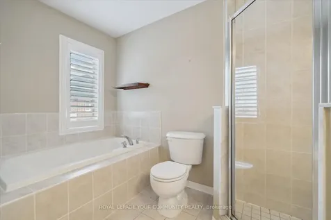 118 Chapman Court Aurora ON L4G 0E2