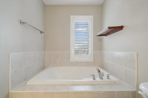 118 Chapman Court Aurora ON L4G 0E2