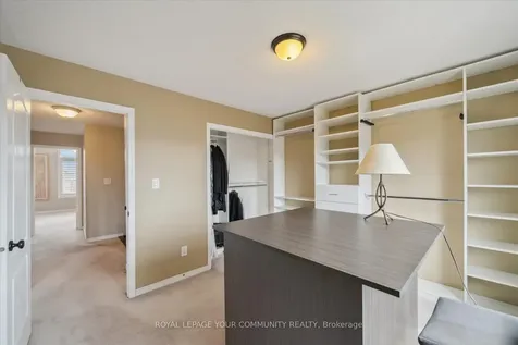 118 Chapman Court Aurora ON L4G 0E2