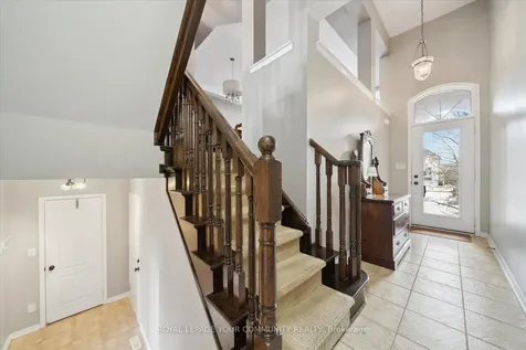 118 Chapman Court Aurora ON L4G 0E2